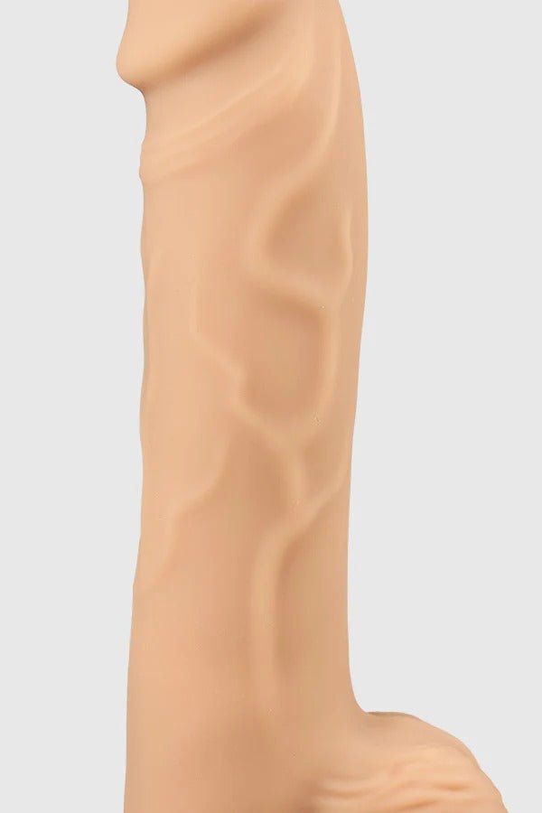 Mit praller Eichel, markanter Äderung