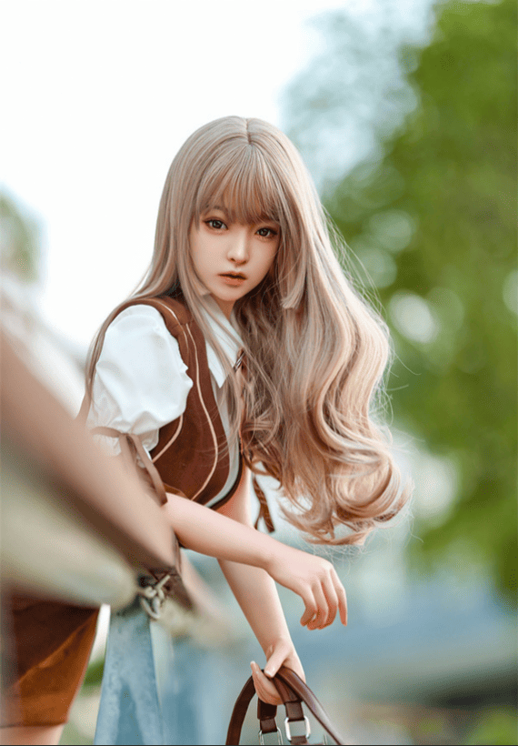 Mini Sexdoll mit hübschen hellbraunen langen Haaren