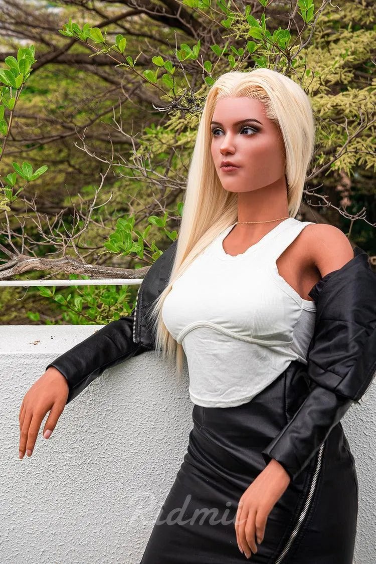 Blonde gebräunte Liebespuppe Clio mit Silikongesicht - 3