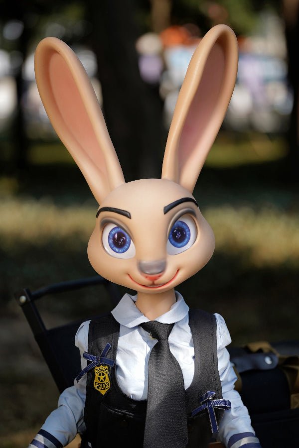 Die Puppe ist zierlich gestaltet, mit perfekten Details.