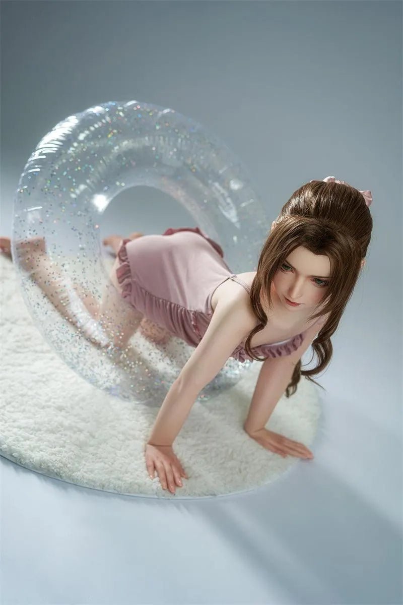 Mireille knieend und nach vorne gebeugt – zeigt eine intime und detailgetreue Haltung.