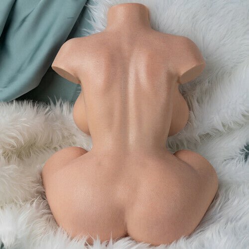 Weiche Brüste und authentisches Gefühl