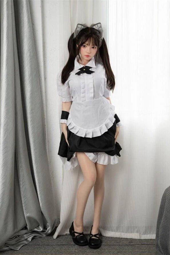 Mini-Real-Doll in Hausmädchenkleidung