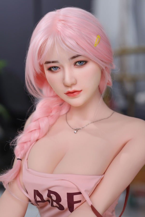 Anime-Sexpuppe mit rosa Haaren und blauen Augen