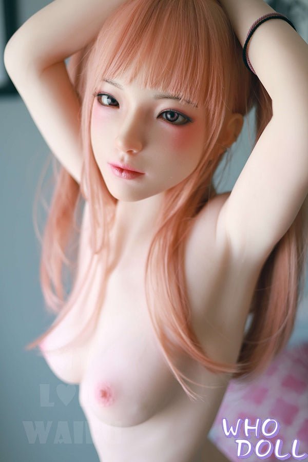 Japanische Sexpuppe mit kleiner Brust