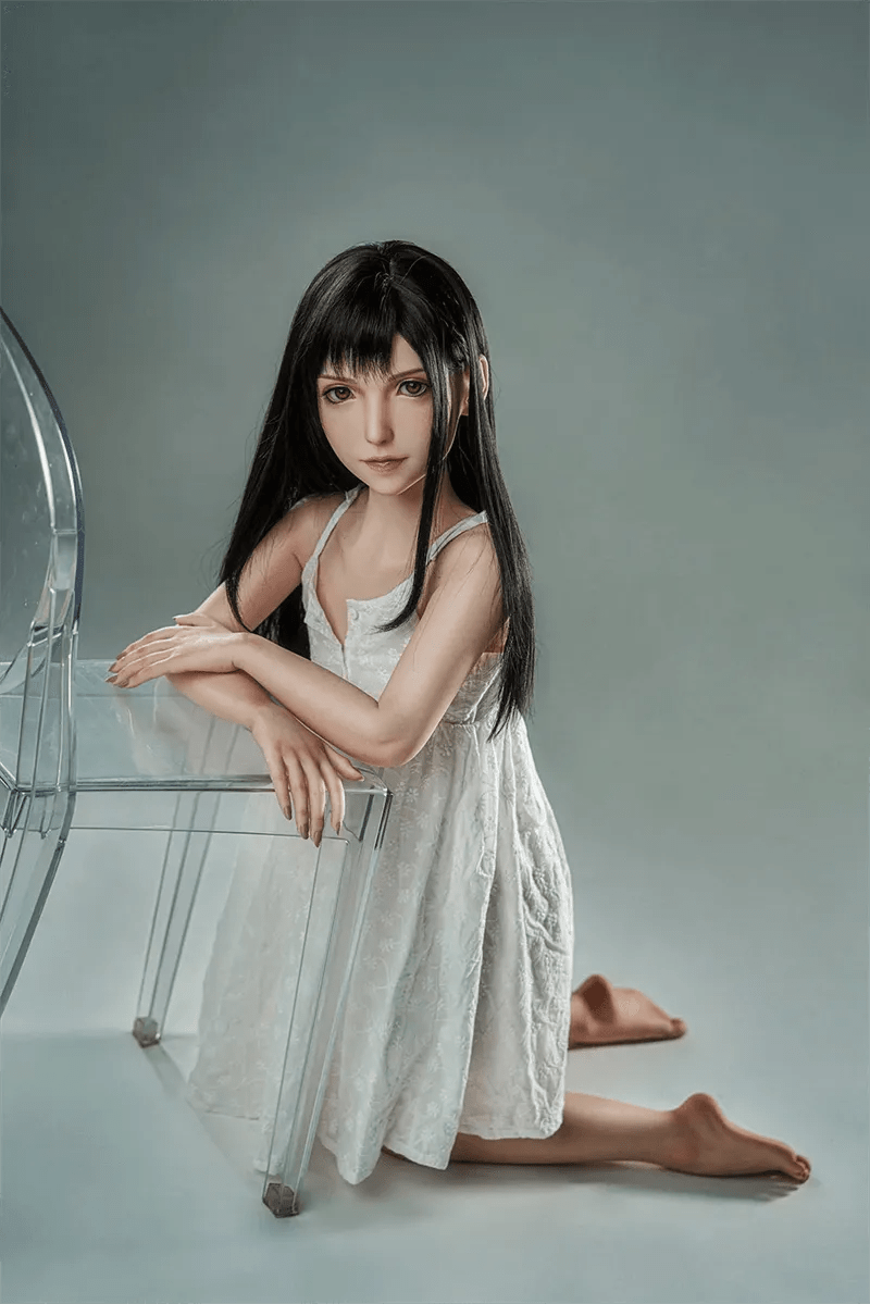 Mizuki in einer knienden Sitzposition, schräg von vorne gezeigt. Die subtile Eleganz ihrer Haltung wird unterstrichen.